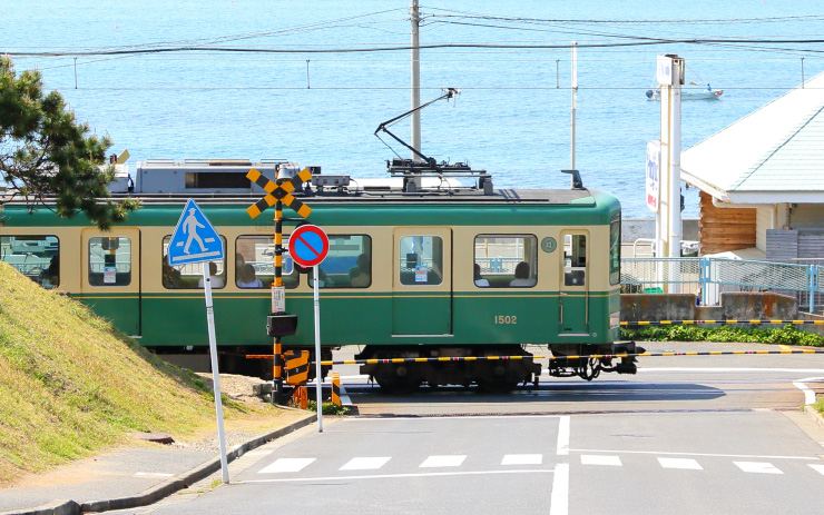 七里ヶ浜踏切。沿線と鎌倉高校前の踏切以外にも美しい景色があります。