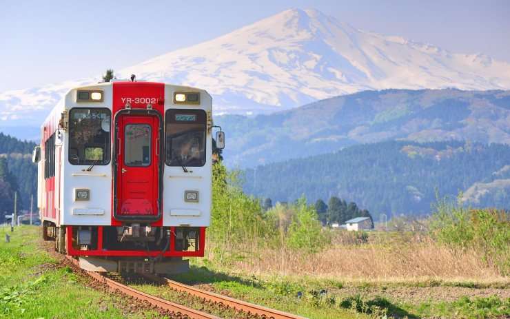 鳥海山の残雪-久保田駅から前郷駅までの区間を運行