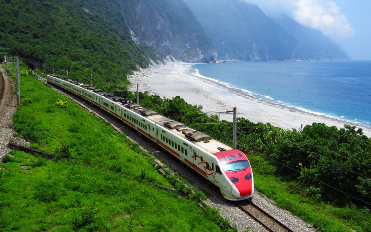 普悠瑪列車が花東沿岸を通過